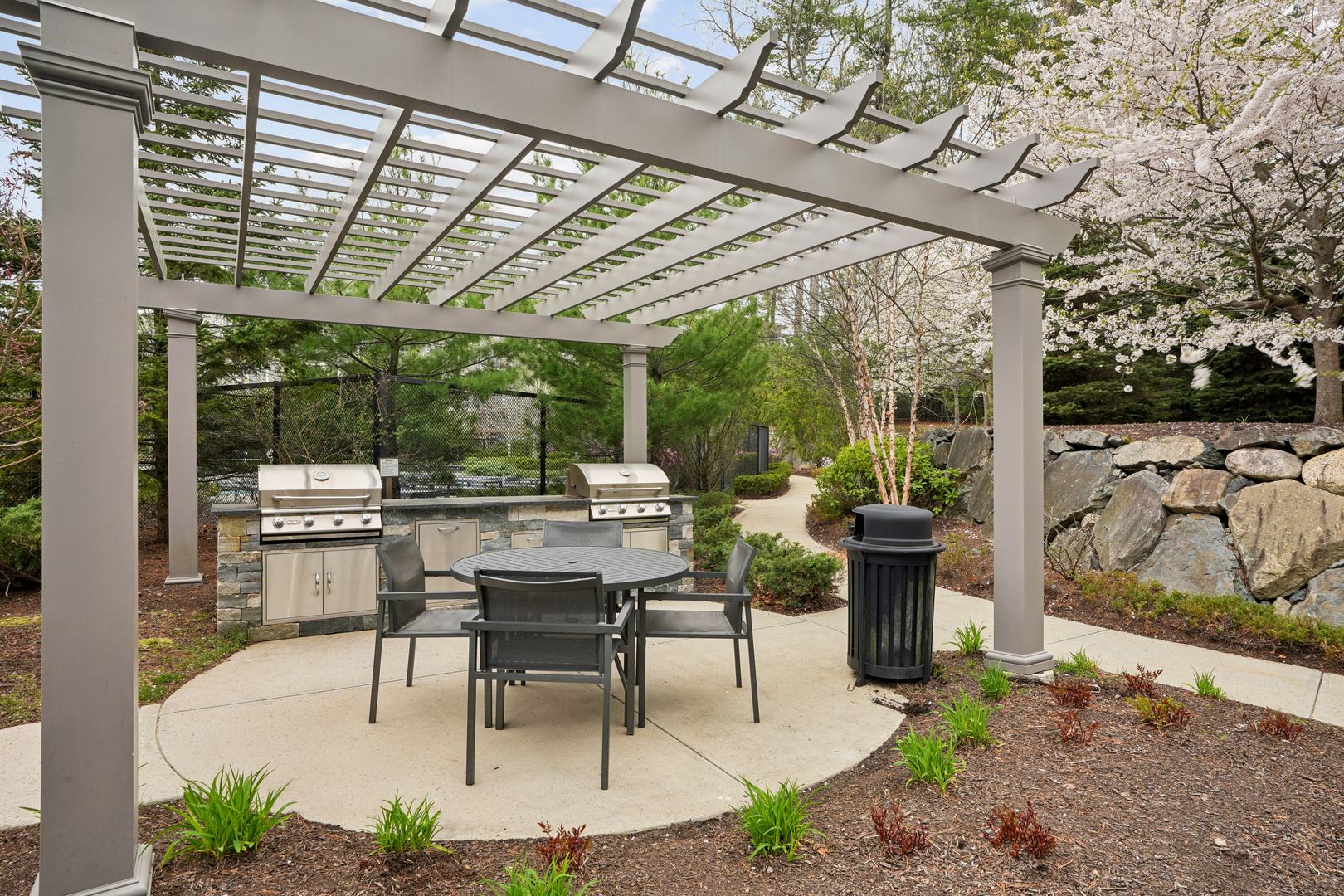 Sylvan_EXT_Amenities_GrillsPergolaAndSeatingTables