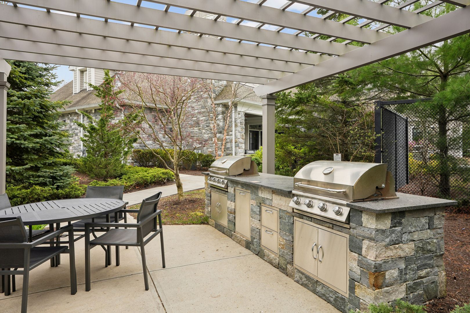 Sylvan_EXT_Amenities_GrillsPergolaAndSeatingTables